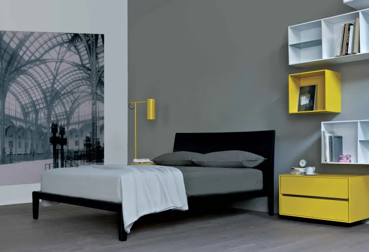 Letto con testiera completamente rivestito in cuoio Slim di Estel